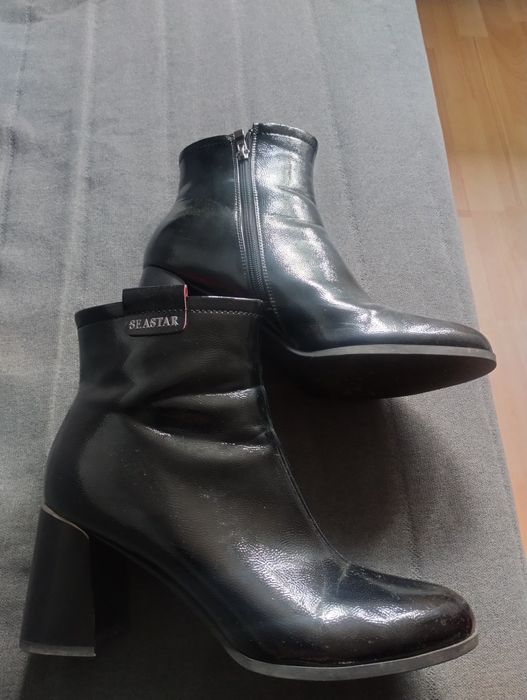 Botki lakierowane na słupku r. 41