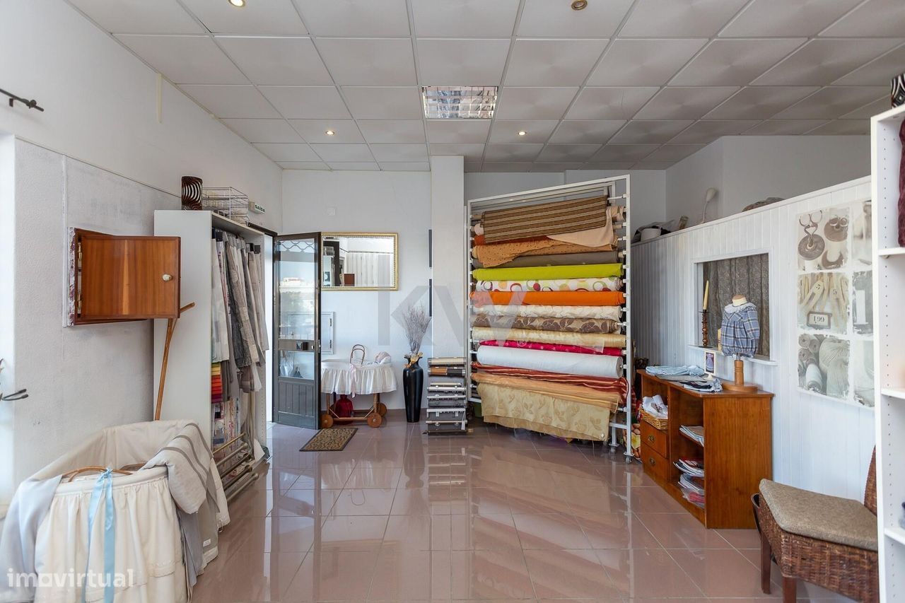 Espaço comercial de 70 m2 em Verderena, Barreiro – Disponível para ven