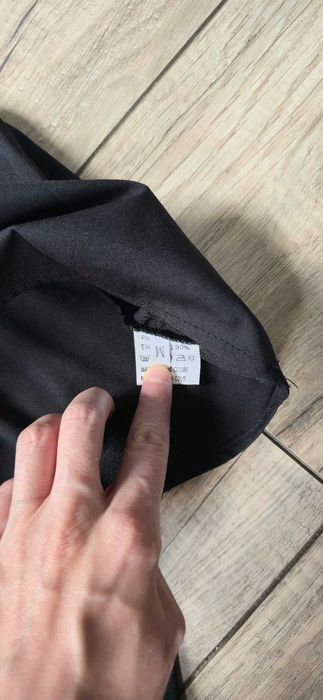 Czarna bluzka damska z krótkim rękawem z baskinką