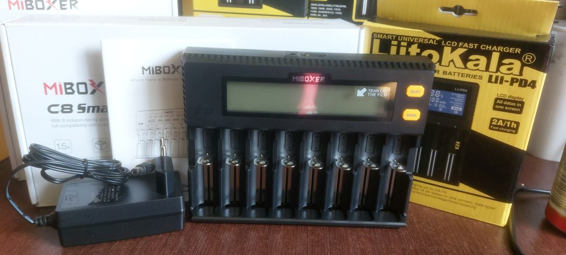 Miboxer C8 - універсальний зарядний на 8 каналів для Ni-Mh/Ni-Cd, Li-I