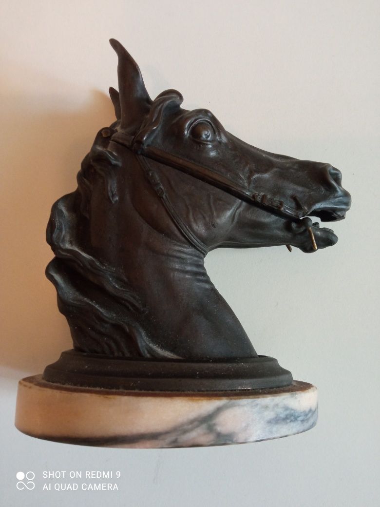 Латунная пепельница  на подставке из камня в форме морды лошади.