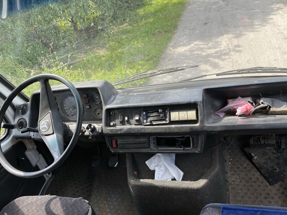 Продам бус Mercedes-Benz 207D