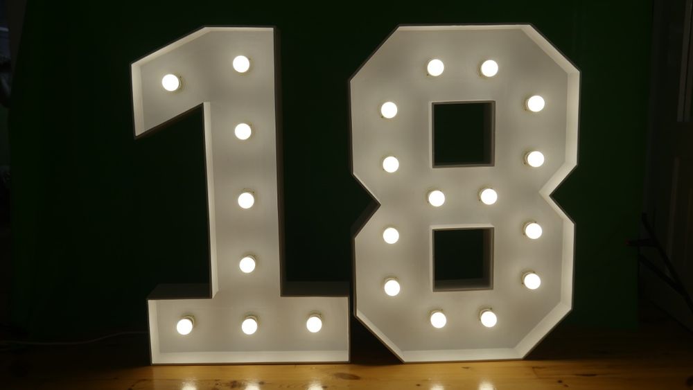 Cyfra 18 w 3D-cena za komplet