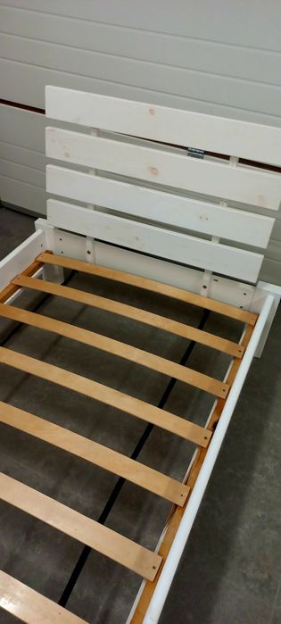 Białe łozko 90x200 z materacem i zagłówkiem