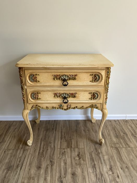 Тумбочка у венеціанському стилі