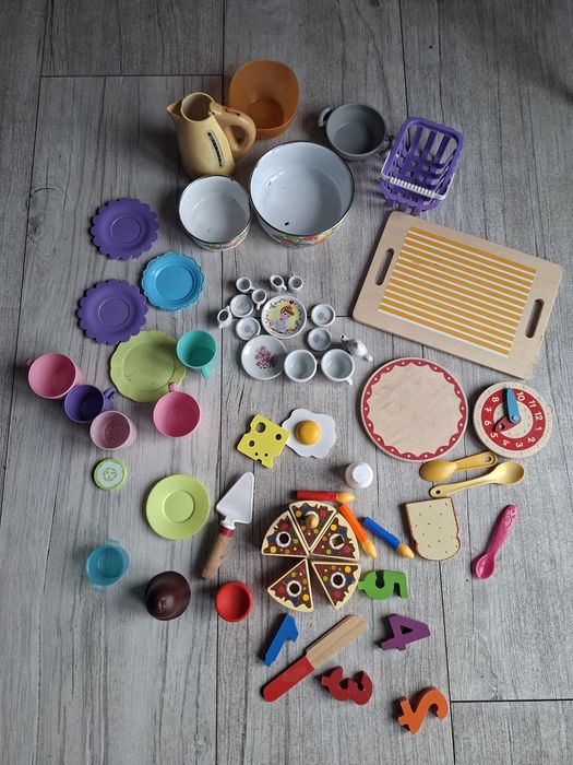 Zestaw zabawkowych naczyń kuchennych, tort