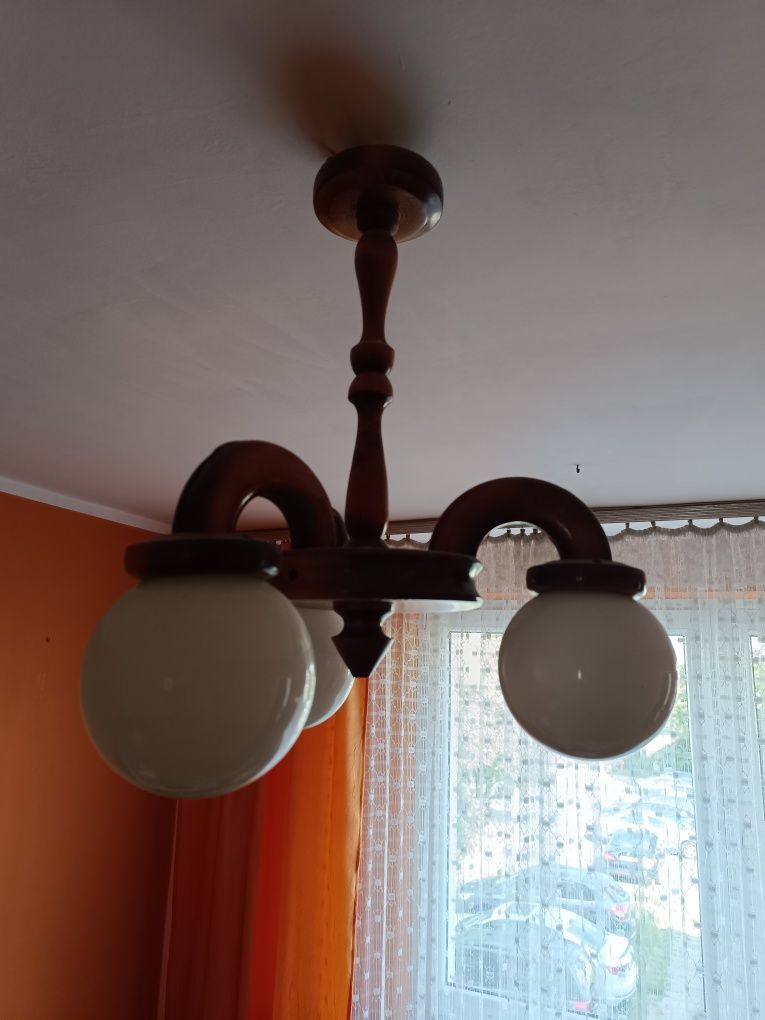 Oddam dwa żyrandole