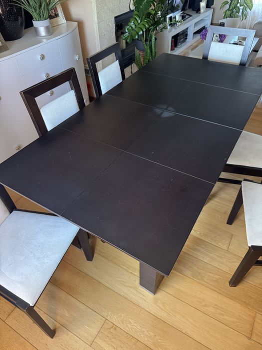 Mesa de sala e 6 cadeiras .