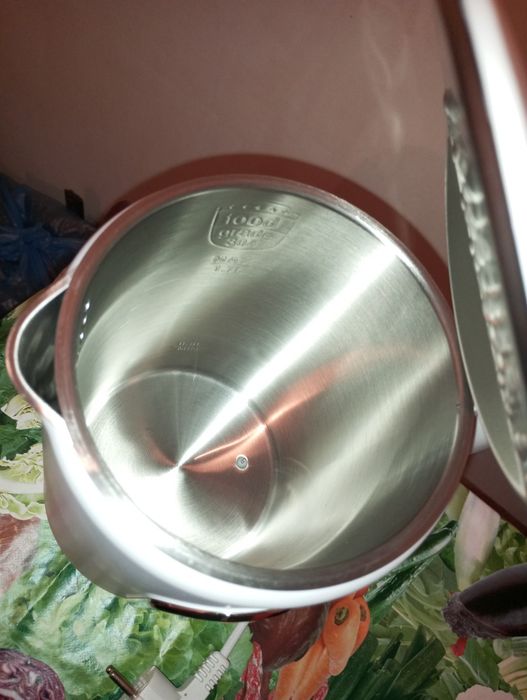 Електрочайник Grunhelm EKS-25030W