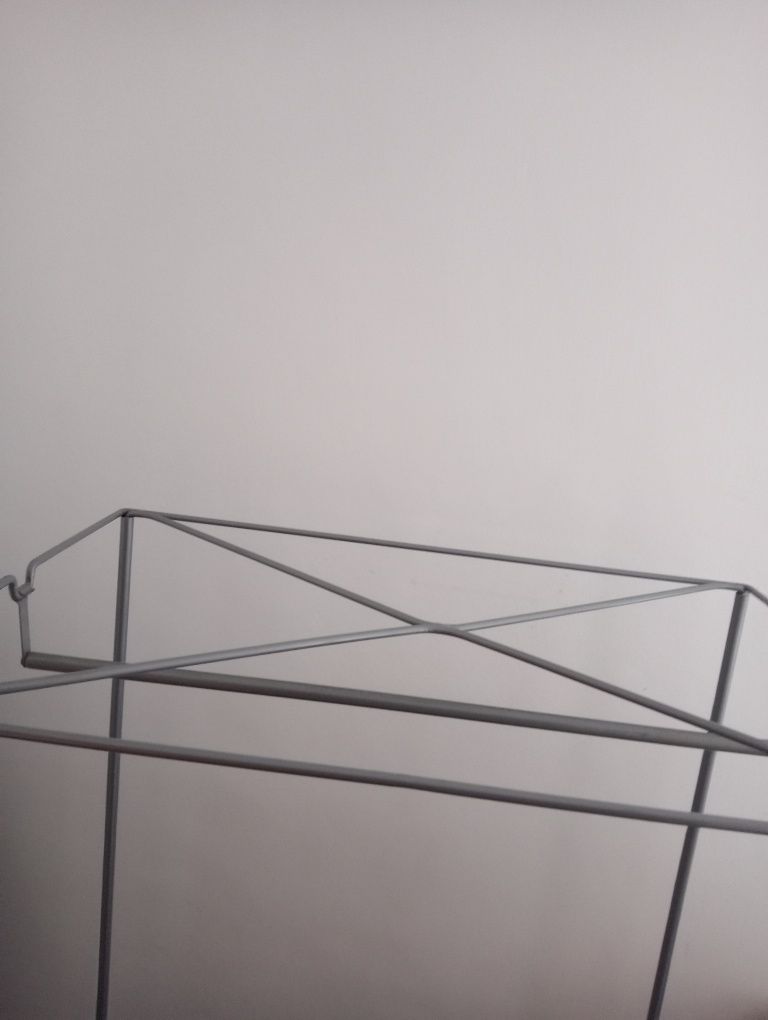 Vendo expositor de roupa com dois cestos