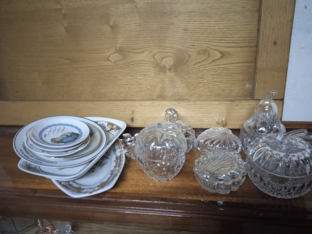 180 peças de louça pratos, travessas, copos e peças de decoração