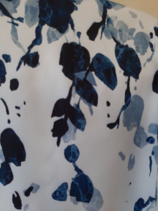 Elegancka biała koszula z niebieskim wzorem – kobieca i stylowa 36 38