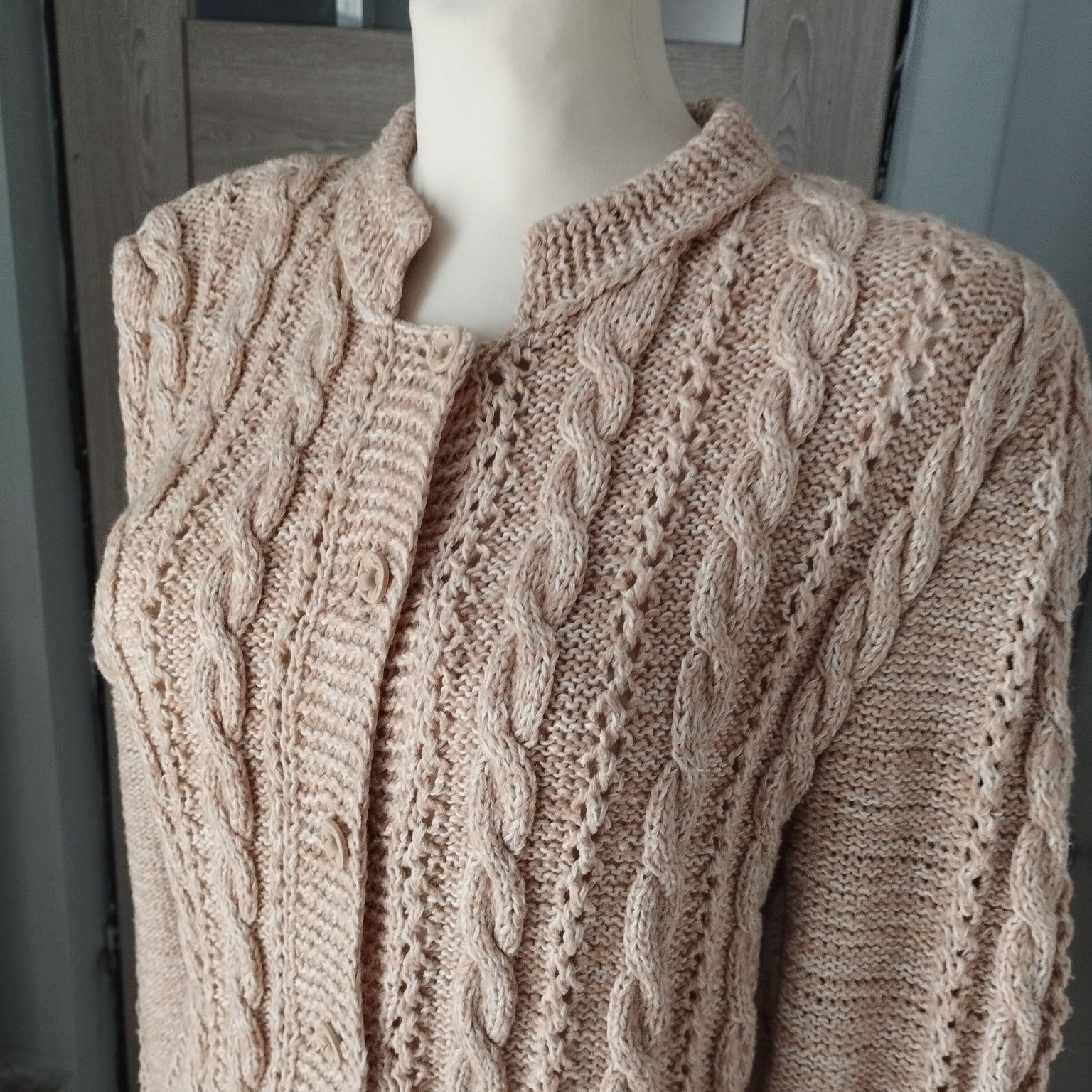 Ciepły sweter ręcznie robiony damski rozmiar 42 kremowy
Wymiary szerok
