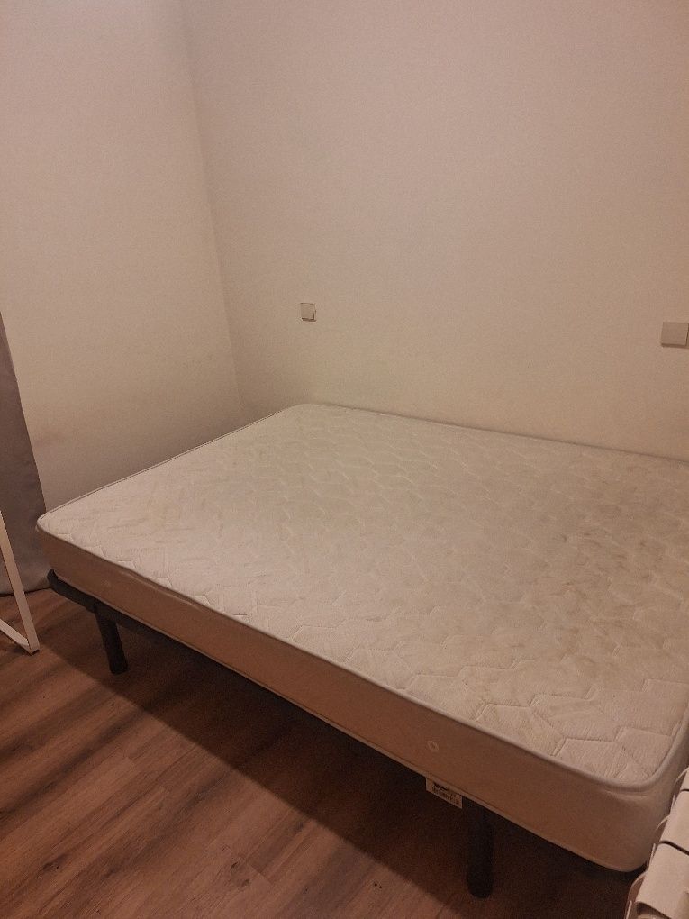 Quarto privado, com mobiliário