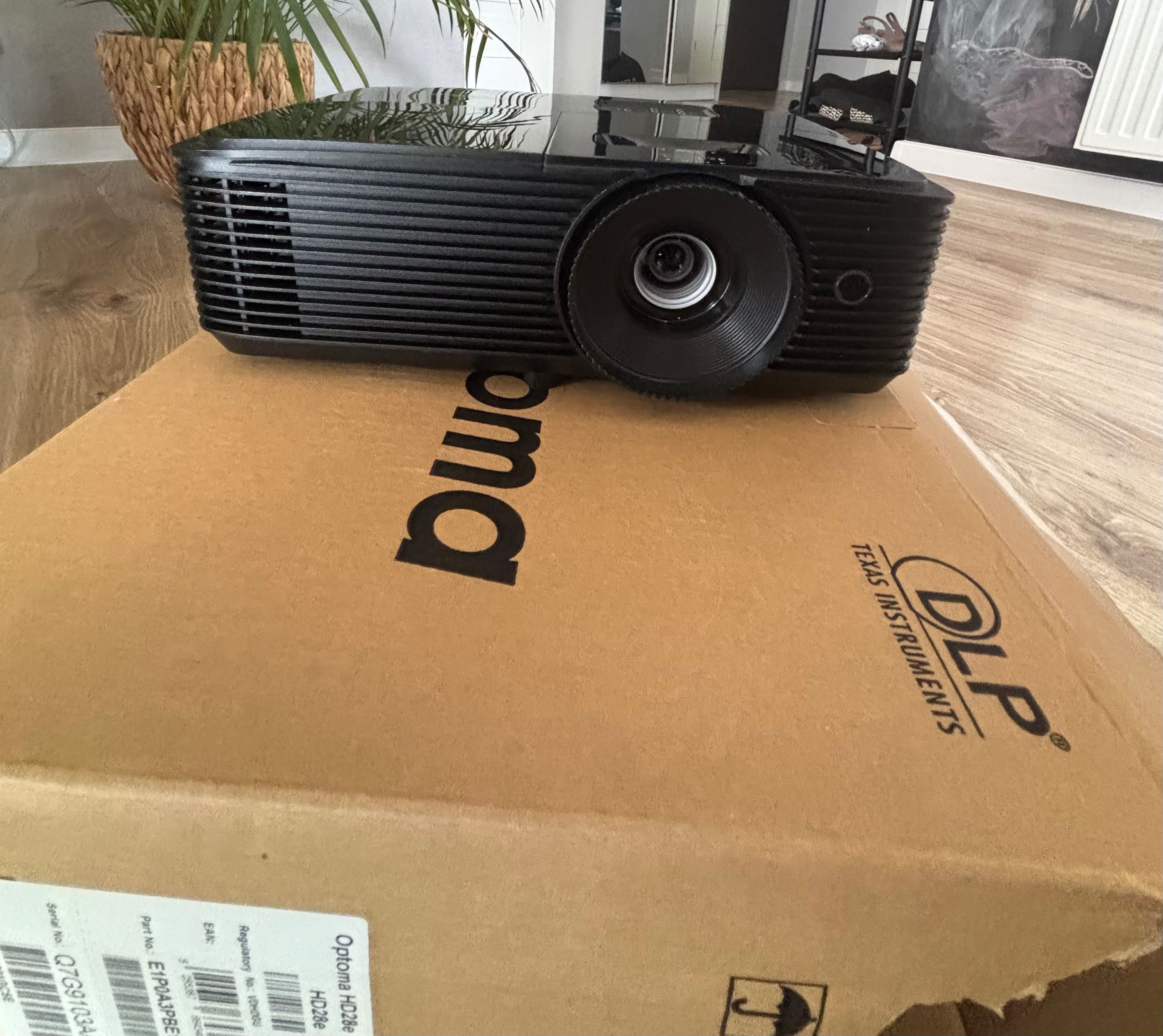 Projektor Optoma HD28e DLP użyty dwa razy z ekranem projekcyjnym