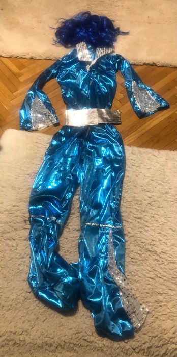 Niebieski strój disco lata 70. z peruką. Rozmiar M na osobę dorosłą.