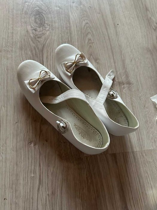 Sprzedam śliczne buty komunijne. Założone tylko raz