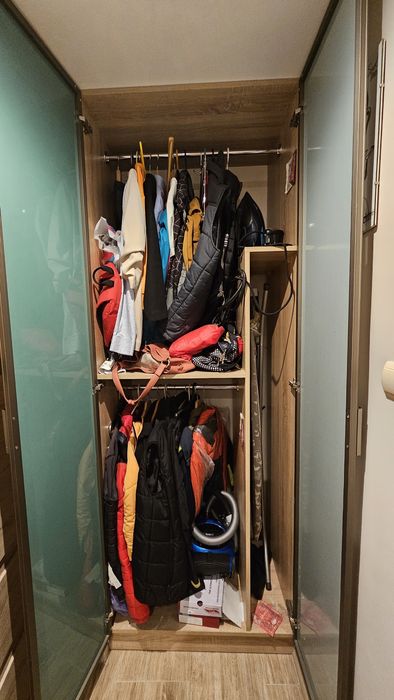 Szafa z lustrem z relingami