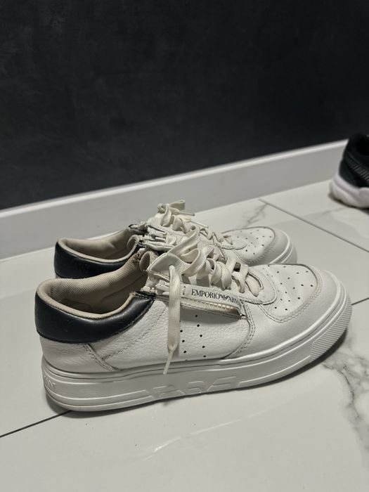 Білі кросівки armani