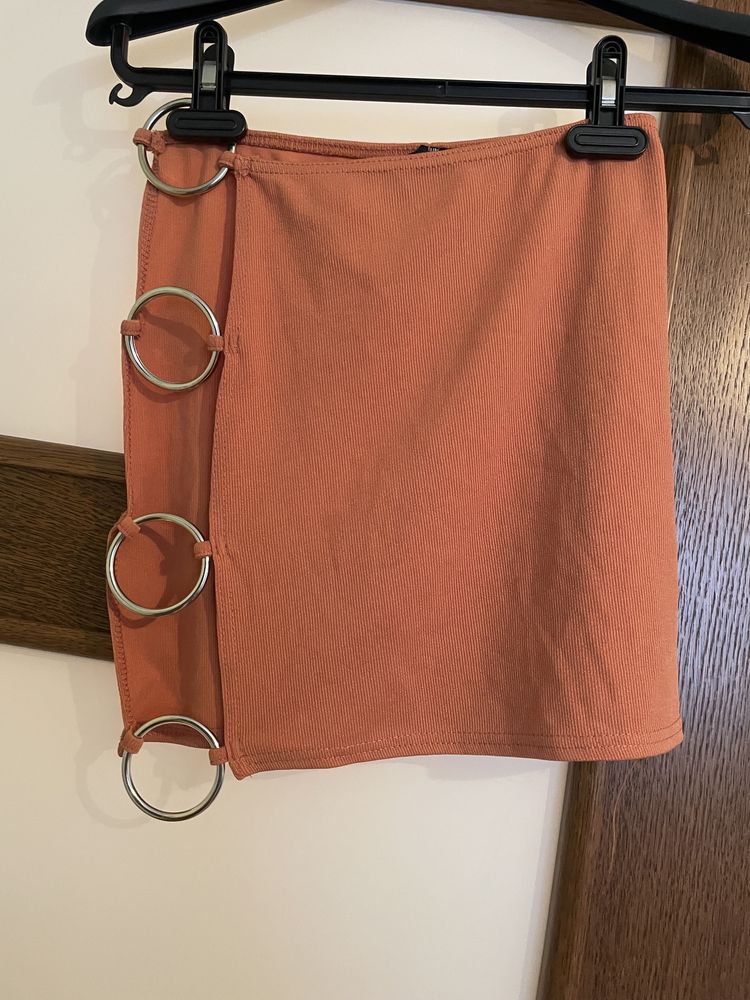 Pomarańczowa mini spódnica z kółkami PrettyLittleThing