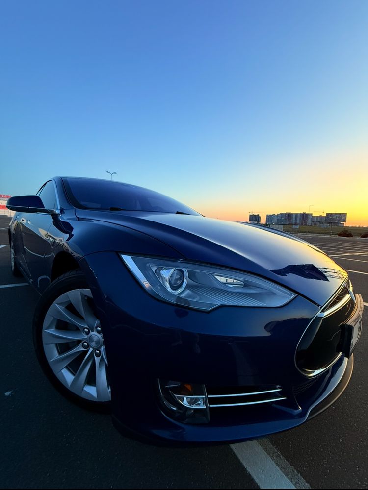 Tesla Model S 2015