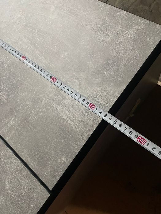 шафа з полицями та дверцями