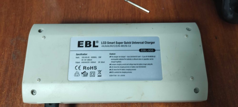 продам універсальний зарядний пристрій для батарейок