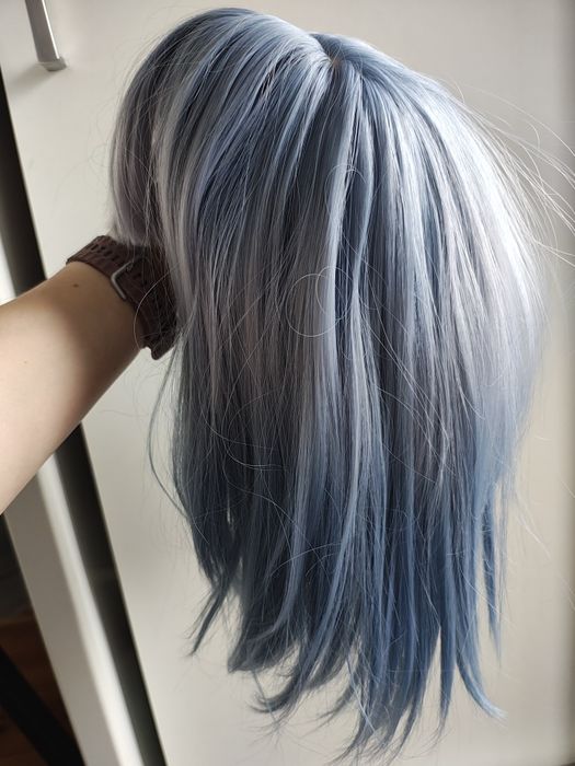 Peruka z grzywką niebieskie odcienie