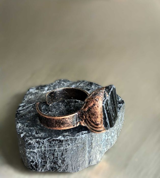Czarny turmalin pierścionek regulowany – w miedzianej oprawie