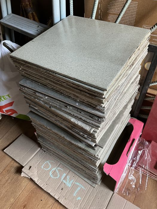 Кафель напольный с вкраплением с зеленоватым оттенком. 66 шт. (6 м2).