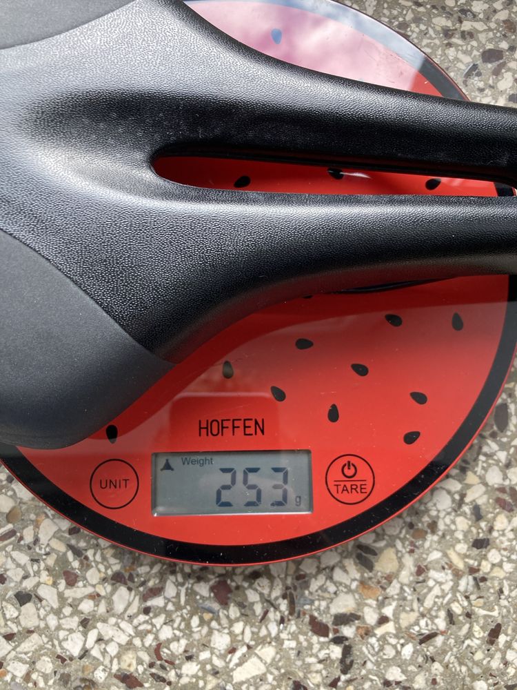 Fizik Luce R5 regular 142 mm. Siodełko damskie szosowe.