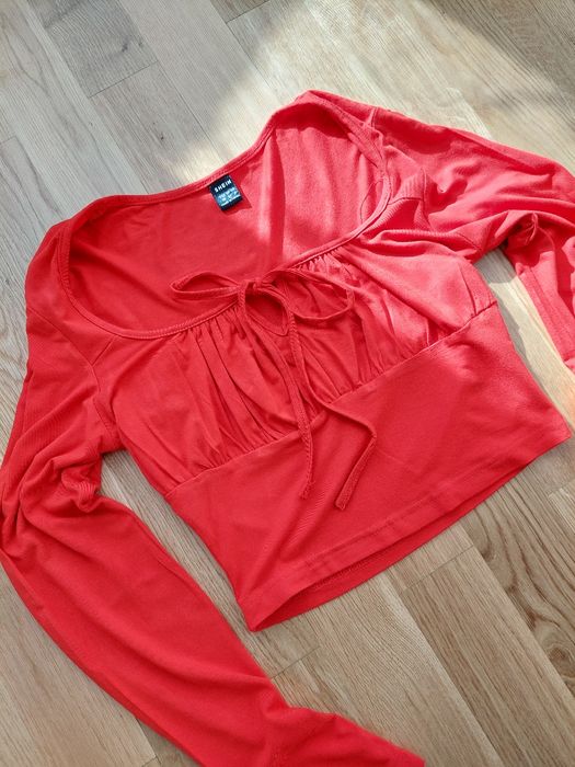 Crop top z długim rękawem dekolt kwadrat wiązany marszczony XS S