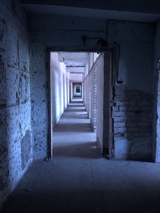 Продам будівлю. Ударників. Автосалони