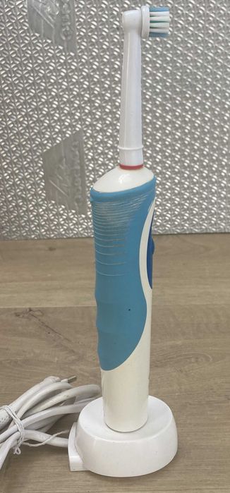 Szczoteczka Elektryczna Oral-B Vitality D12 + ładowarka