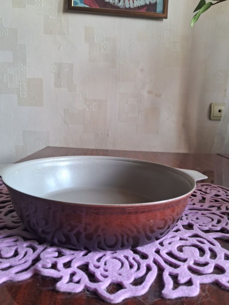 Для вас предлагаю формы для выпечки и механическую мясорубку.