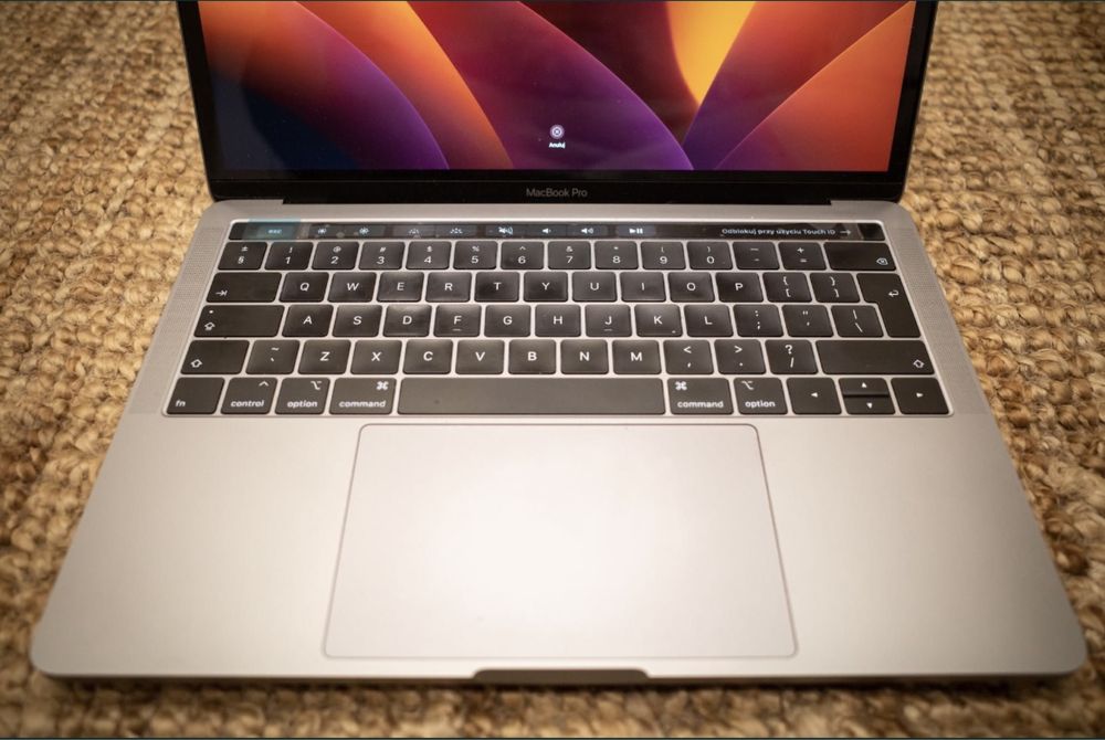 Apple MacBook pro 2019 retina touchbar 8GB