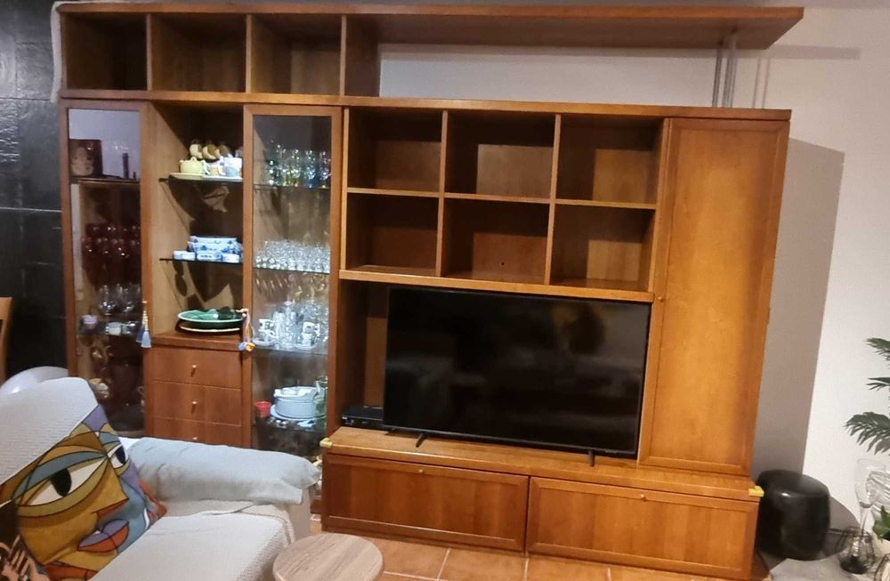 Móvel de sala +mesa frente sofá
