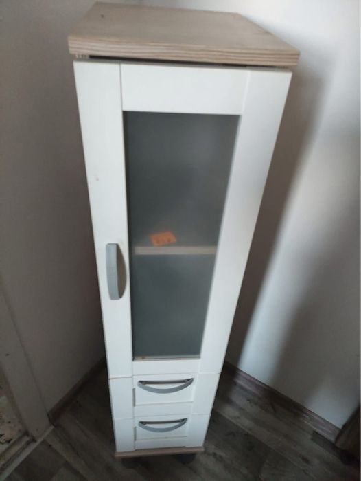 Biała idealna szafka