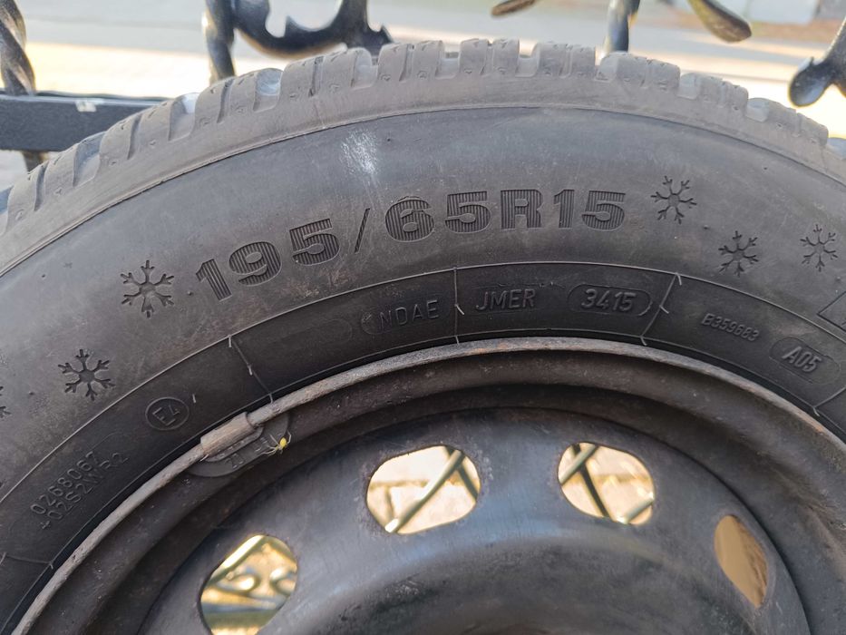 Koła na felgach stalowych + opony zimowe DUNLOP 195/65/R15 - VOLVO