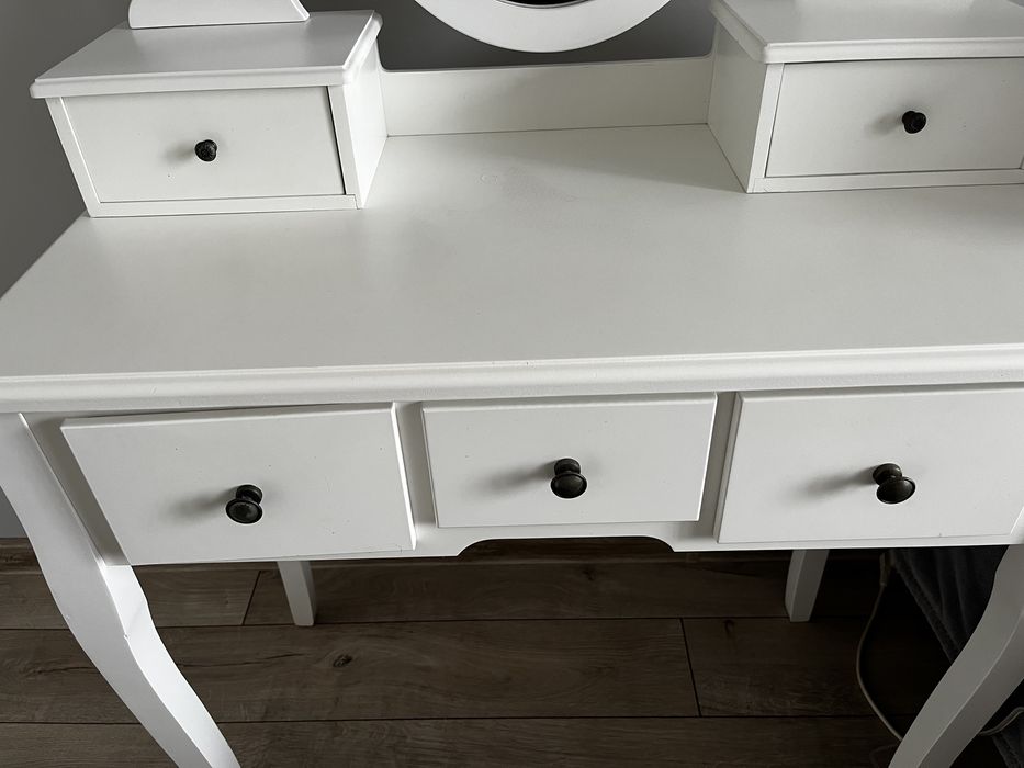 Toaletka biała z lustrem