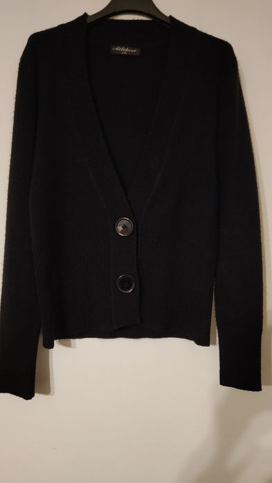 Sprzedam czarny sweterek w serek