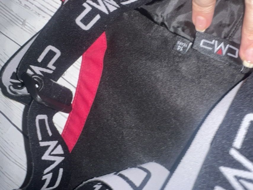 Лыжные штаны размер xs-s на рост 164 . Цвет малиновый .