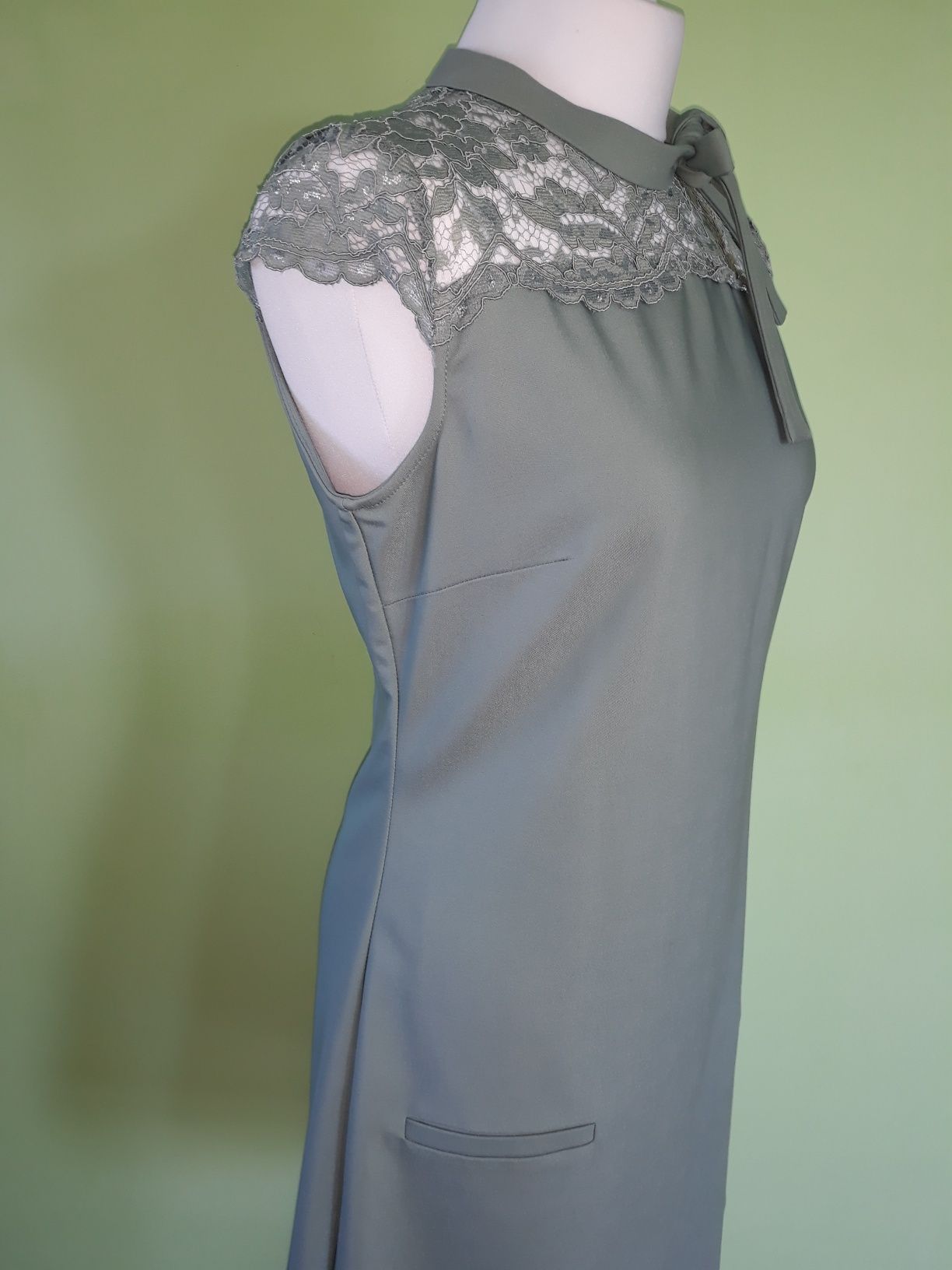 Trapezowa sukienka z koronką Orsay