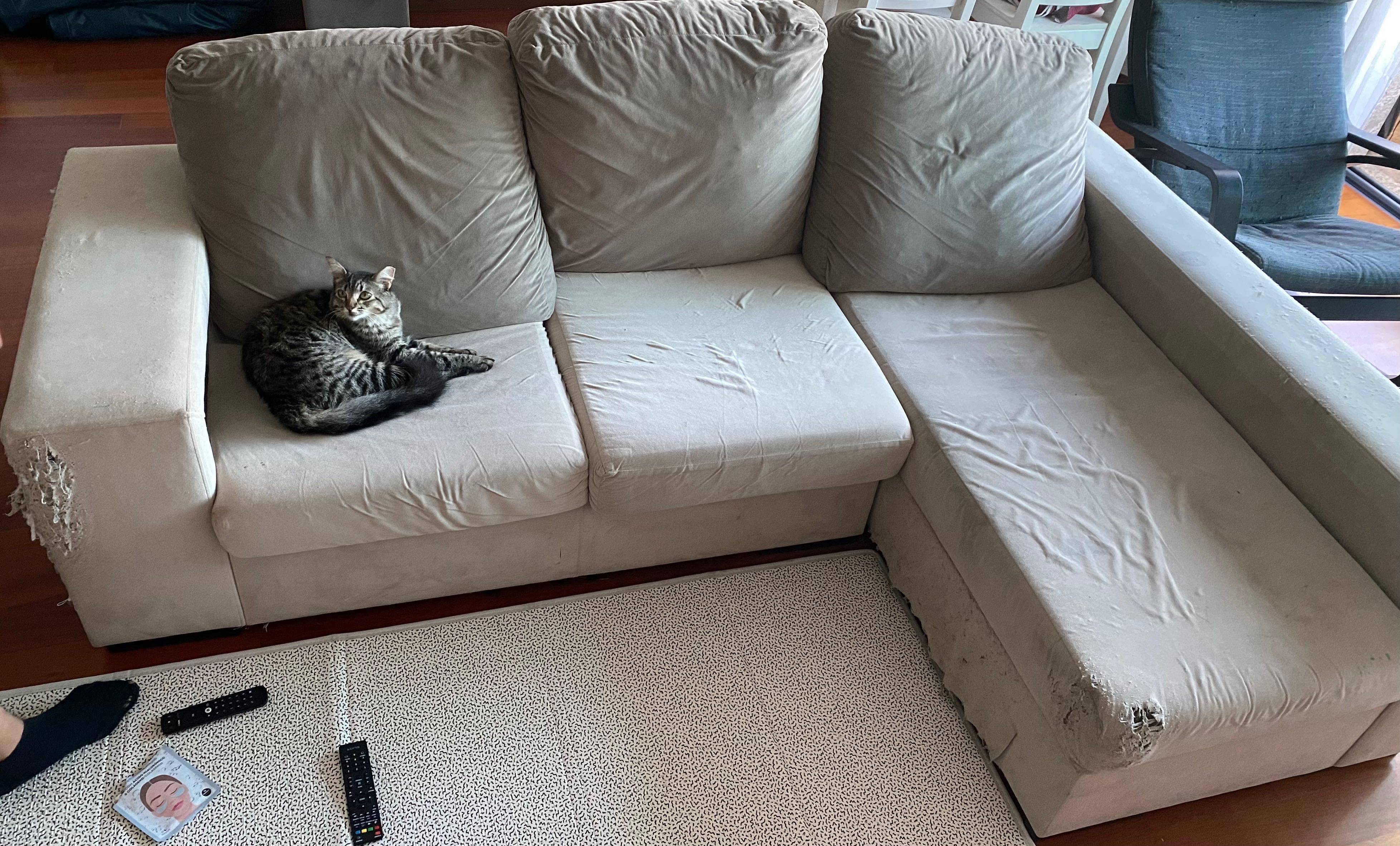 Dá-se Sofá chaise long 3 lugares em estado satisfatório