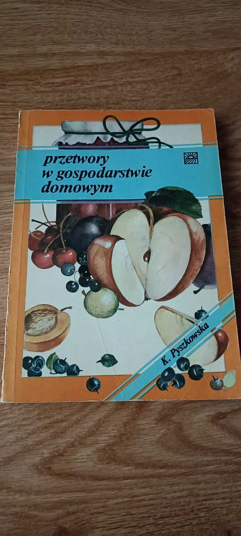 Książka Przetwory w gospodarstwie domowym z 1987 r.