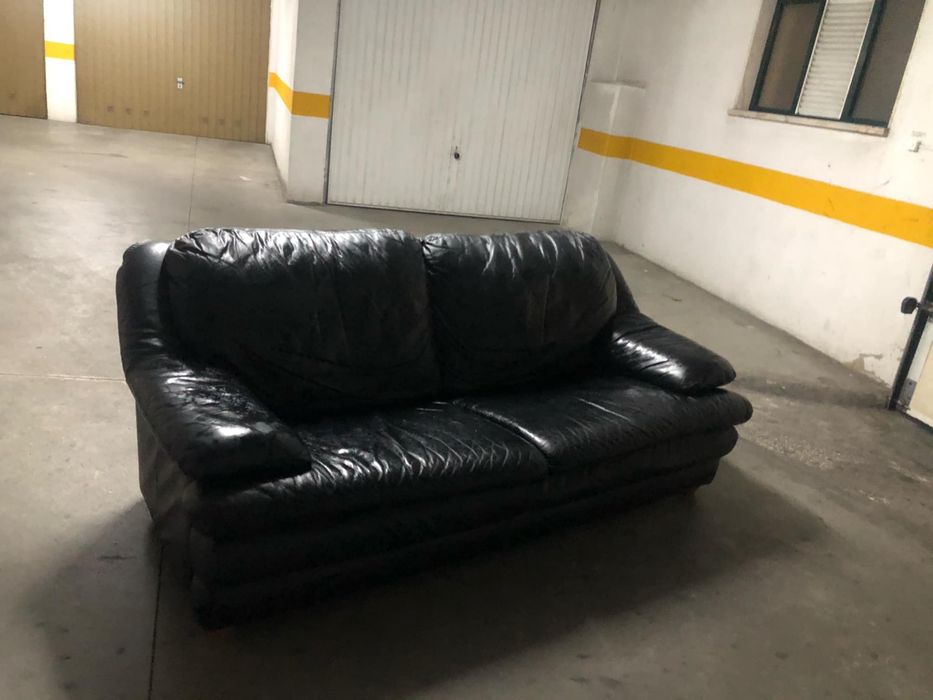 Sofa preto de pele/couro verdadeiro/a em bom estado