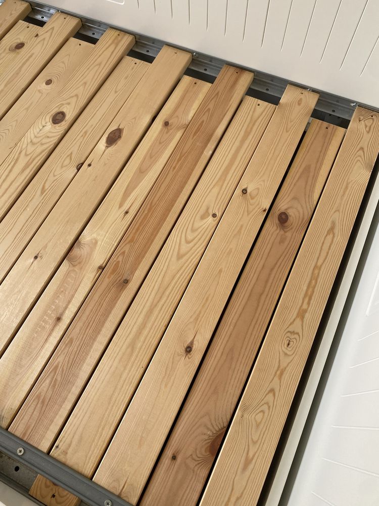 Cama HEMNES e secretária PÅHL do Ikea