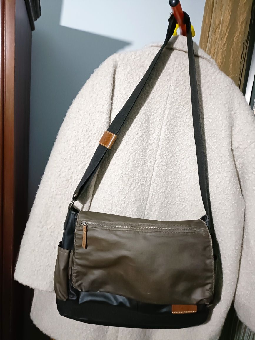 Mala tiracolo Camel Active com área para portátil