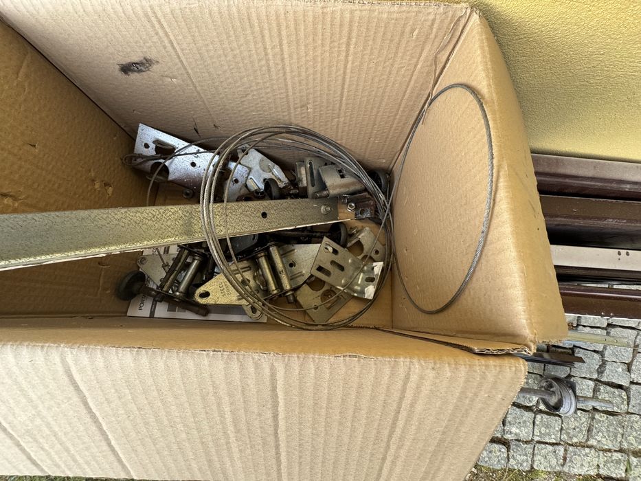 Portão seccionado em chapa cor castanho completo