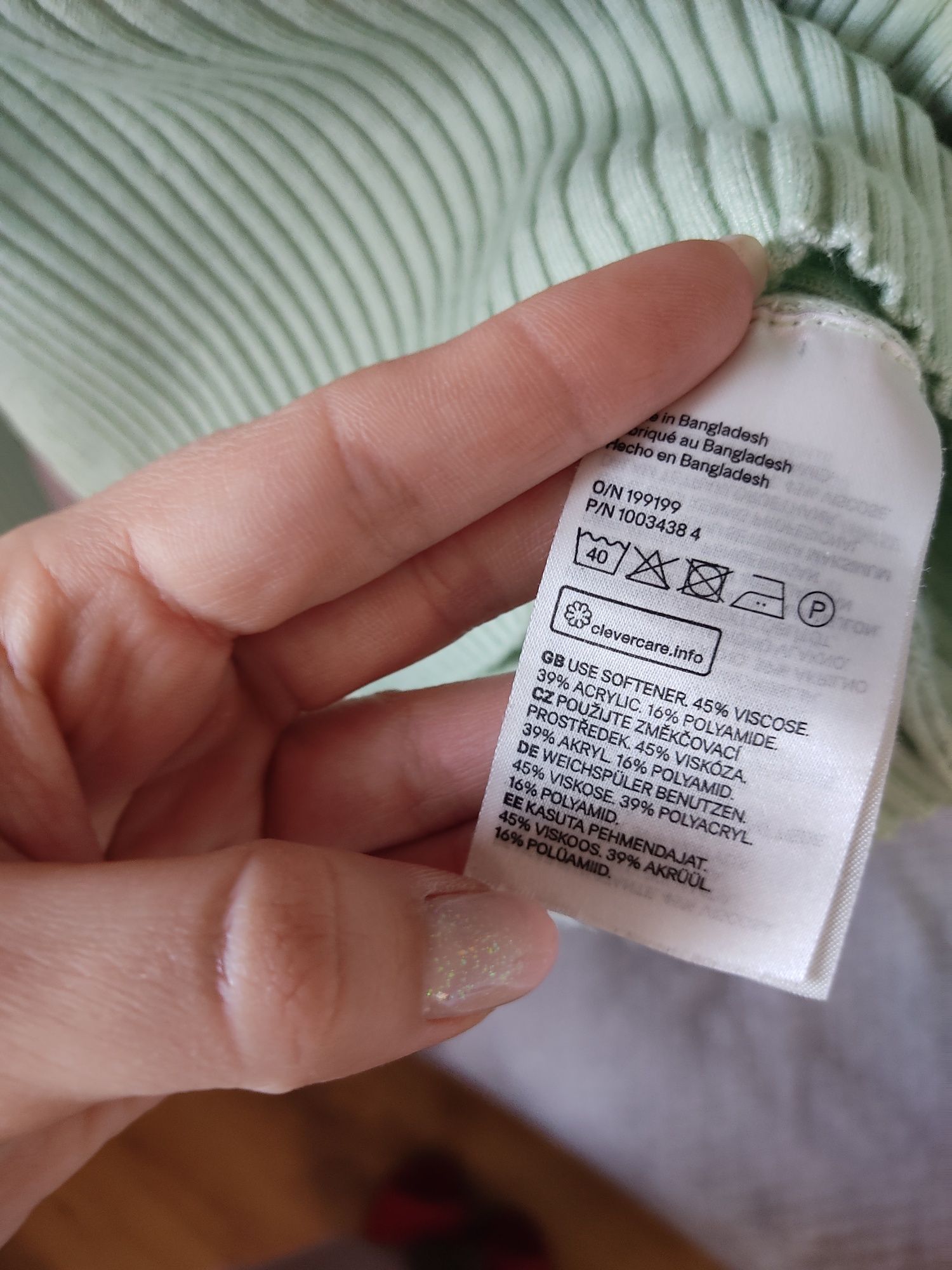 Miętowa zielona bluzka koszulka z dekoltem V H&M S 36 8 wiskoza serek